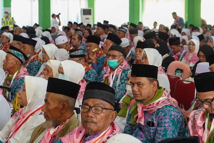 Pelepasan calon jemaah haji Riau, di Asrama Haji Riau di Kota Pekanbaru, Rabu (24/5/2023).
