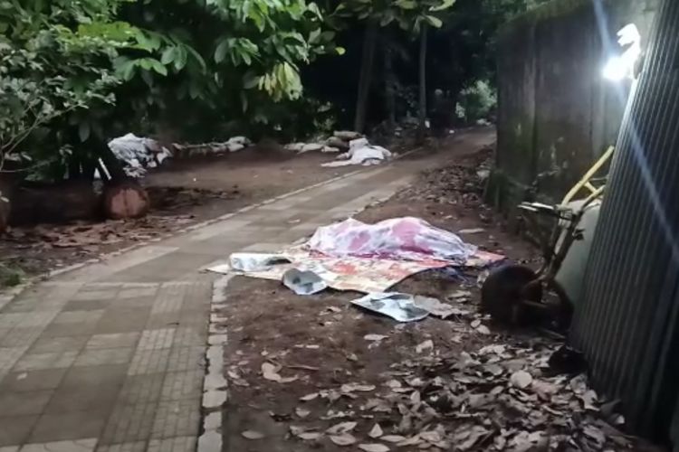 Sesosok mayat perempuan tak dikenal ditemukan mengambang di Kali Ciliwung di wilayah Jalan Haji Shibi Gang Haji Mudas II RT 008 RW 01, Srengseng Sawah, Jagakarsa, Jakarta Selatan pada Rabu (15/9/2021) sekitar pukul 15.45 WIB.