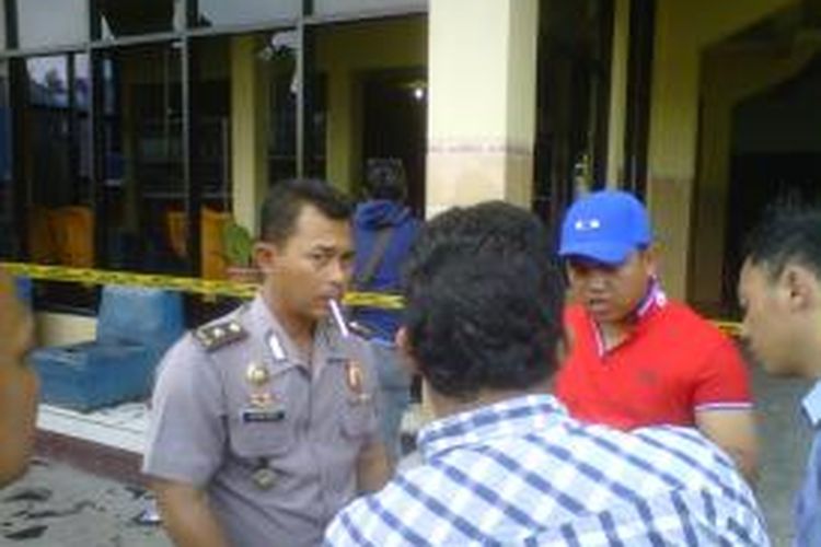  Polisi sedang melakukan investigasi perusakan Hotel Citra Dewi, Bandungan, Kabupaten Demarang yang dilakukan oleh pukuhan ormas, sabtu (15/3/2014) siang.