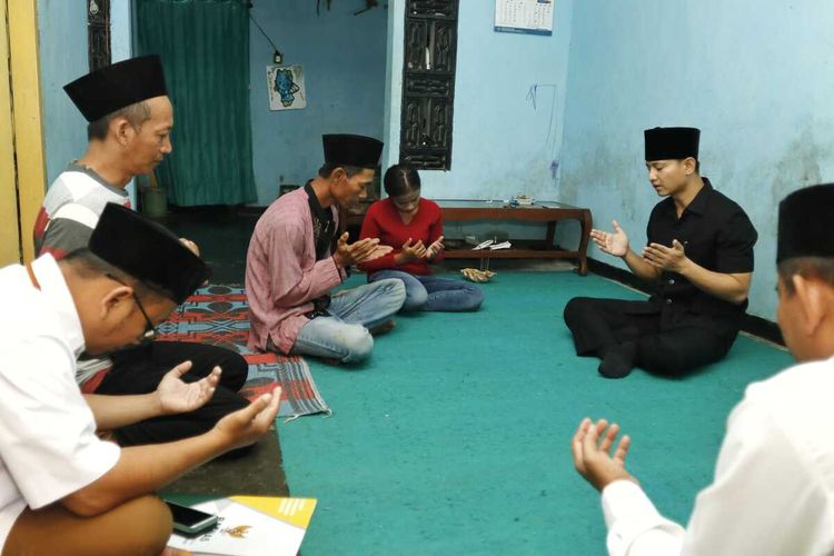 Bupati Trenggalek memimpin doa untuk almarhum bayi yang meninggal dunia diduga setelah menerima imunisasi di Trenggalek Jawa Timur, Rabu (29/03/2023)