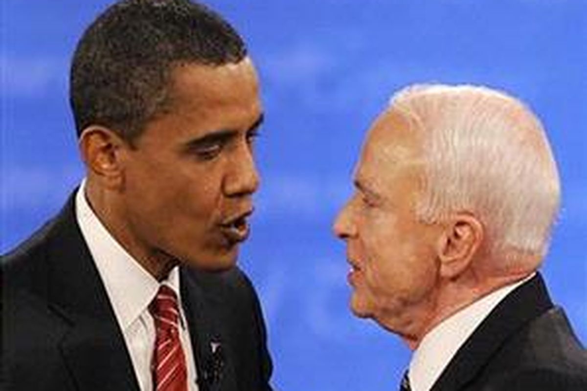 Barack Obama (kiri) dan John McCain saling bertegur sapa pada debat calon presiden AS terakhir di  Hofstra University, Hempstead, New York, 15 Oktober 2008. 
