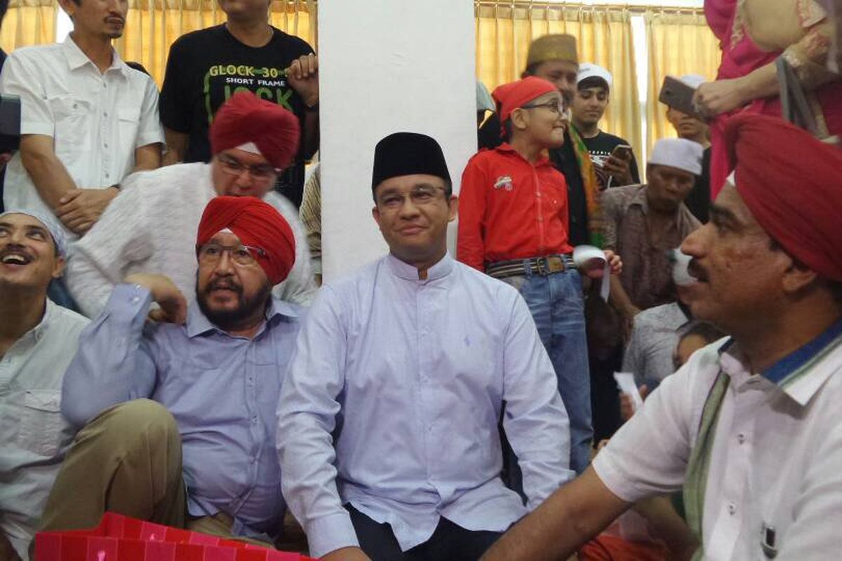 Gubernur DKI Jakarta terpilih Anies Baswedan berkunjung ke kuil Sikh, Gurdwara, Pasar Baru, Jakarta Pusat, Minggu (7/5/2017) siang. Anies turut didoakan oleh pemeluk agama Sikh di Jakarta agar dapat mengemban tugas sebagai gubernur kelak.