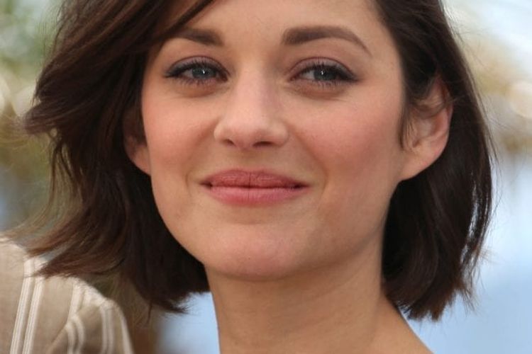 Model rambut pendek wanita bob dengan poni panjang menyamping.