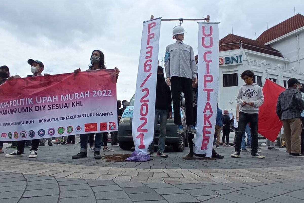 Boneka Manekin yang digantung dibawa oleh sejumlah buruh saat unjuk rasa tolak UMP di Titik Nol, Kota Yogyakarta, Rabu (24/11/2021)