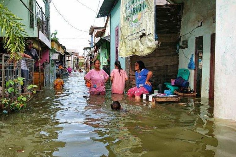 Warga Tambak Mulyo, Kota Semarang, Jawa Tengah, berakktivitas di tengah banjir rob yang melanda daerahnya, Senin (23/5/2022).