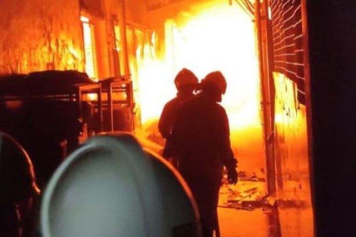 Kebakaran sebuah pabrik di Jalan Macan, RT 010/001, Kedoya Utara, Kebon Jeruk, Jakarta Barat, Minggu (29/2/2023).
