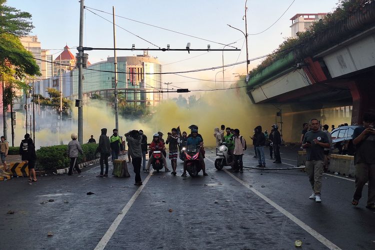 Buntut Driver Ojol Terlindas, Mako Brimob Kwitang Masih Dikepung Massa