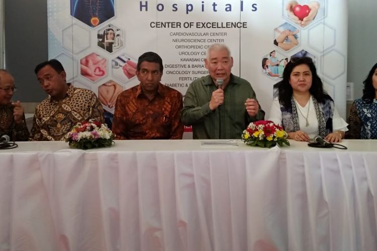 Komisaris independen PT Sarana Meditama Metropolitan Tbk, Drs Herbudianto, dan Presiden Direktur OMNI Hospitals, S. Shrikanth, pada jumpa pers penutupan atap (toping off) rumah sakit tersebut di Pekayon, Senin (14/5/2018), siang. 