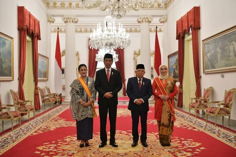 Potret Presiden Joko Widodo dan Ibu Iriana Jokowi bersama Wakil Presiden Ma'ruf Amin dan Ibu Wury Ma'ruf Amin seusai upacara penganugerahan tanda kehormatan Republik Indonesia di Istana Negara, Jakarta, Senin (14/8/2023). 