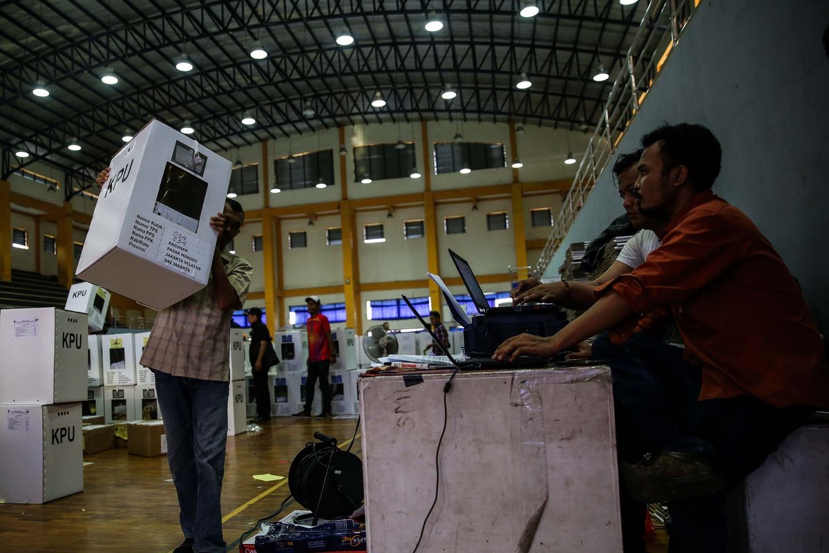 Petugas mengangkut logistik Pemilu ke dalam mobil saat akan didistribusikan ke kelurahan di gudang logistik KPU, GOR Pasar Minggu, Jakarta Selatan, Selasa (16/4/2019). KPU Jakarta Selatan mulai mendistribusikan kotak suara beserta logistik Pemilu serentak 2019 ke TPS yang tersebar di kelurahan di wilayah Kecamatan Pasar Minggu, Jakarta Selatan.