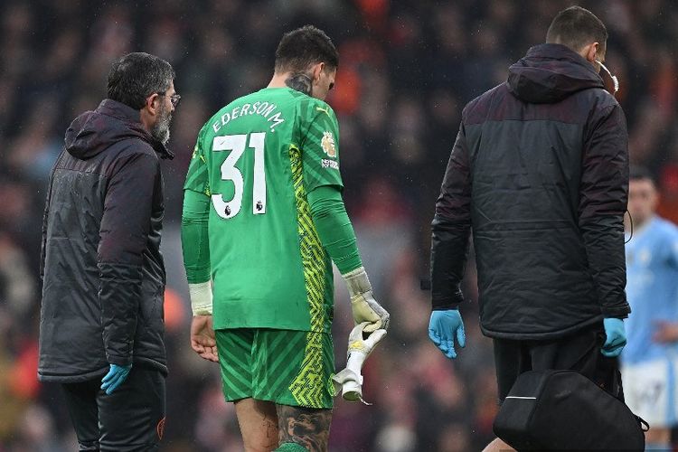 Kiper Manchester City, Ederson, berjalan keluar lapangan setelah menderita cedera pada laga Liga Inggris kontra Liverpool di Anfield pada Minggu, 10 Maret 2024.