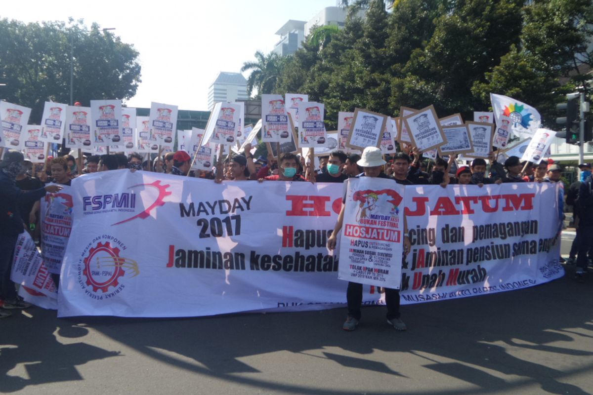 Sejumlah serikat buruh mulai padati halaman Monumen Nasional di Jalan Medan Merdeka Barat, Jakarta Pusat. Aksi dilakukan untuk memperingati hari buruh atau may day yang jatuh pada 1 Mei setiap tahunnya, Senin (1/5/2017)