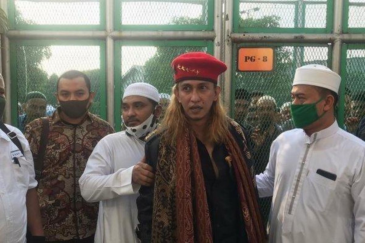 Bahar bin Smith bebas dari Lapas memakai baret merah. 