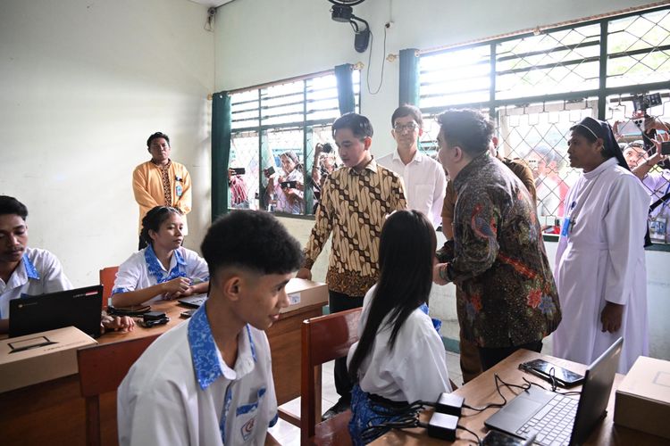Beri Tas dan Buku ke Siswa, Gibran Yakin Generasi Berakhlak Mulia Lahir dari Maumere