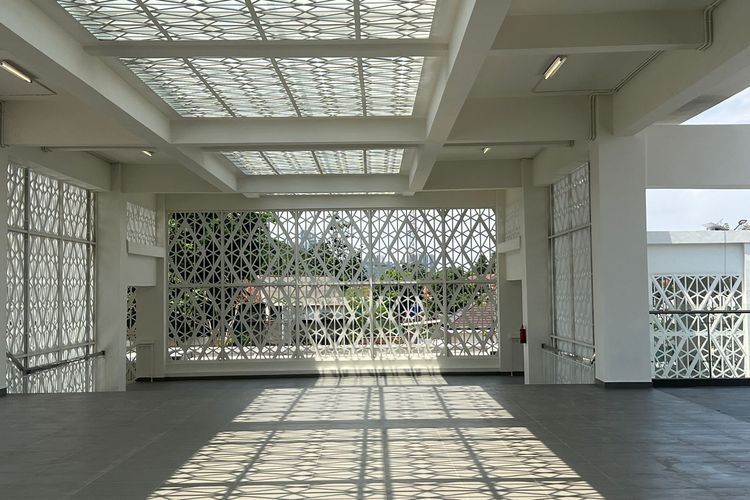 Tampilan interior Masjid Raya Baitul Mukhtar di BSD City, Tangerang Selatan.