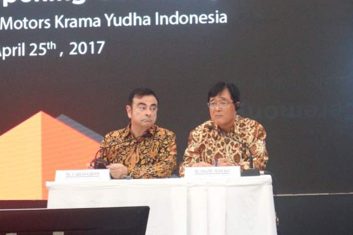 Carlos Ghosn, Chairman of MMC and Renault-NIssan Alliance (kiri) dan Osamu Masuko, President dan CEO MMC (kanan), dalam konferensi pers pembukaan pabrik baru di Cikarang, Bekasi, Selasa (25/4/2017).