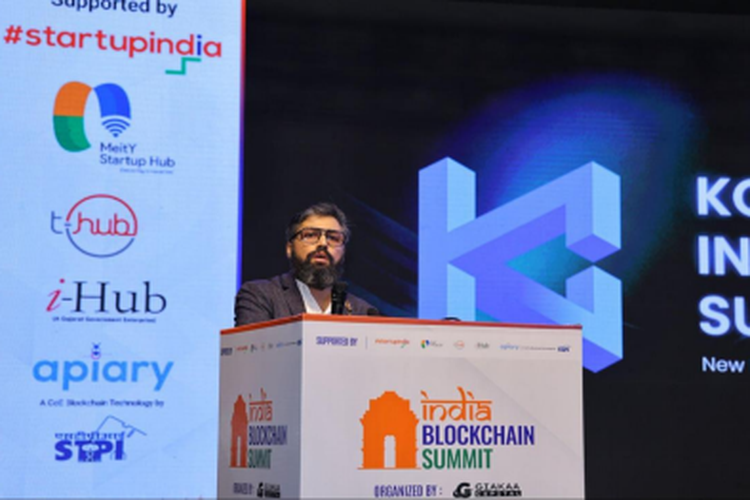 CIO Kommunitas Ashish Kumar Jain memberi sambutan atas penghargaan yang diraih Kommunitas di India Blockchain Summit 2024.