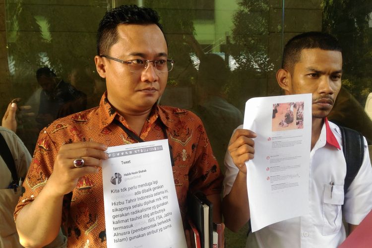 Juru bicara Advokat Cinta Tanah Air (ACTA) Hanfi Fajri (kanan) datang ke Bareskrim Polri melaporkan calon legislatif (caleg) PSI karena diduga sebarkan hoaks soal Prabowo, Jakarta, Senin (29/10/2018). 