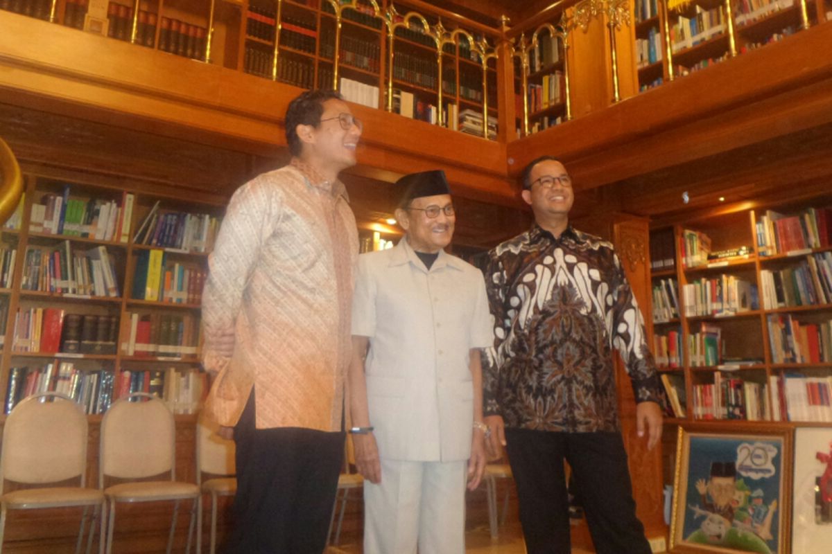 Gubernur DKI Jakarta Anies Baswedan dan Wakil Gubernur Sandiaga Uno mengunjungi Presiden ke-3 RI BJ Habibie di Jalan Patra Kuningan, Rabu (25/10/2017). 