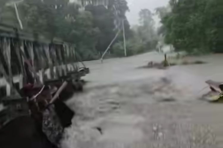 Hujan deras yang mengguyur wilayaj kabupaten Maluku Tengah menyebabkan bajir merendam jalan dan jembatan Kawanua di Kecamatan Tehoru, Sabtu (8/6/2024)