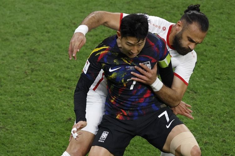 Foto yang memperlihatkan cedera jari Son Heung-min pada laga semifinal Piala Asia 2023 kontra Yordania di Stadion Ahmad Bin Ali, Al-Rayyan, pada 6 Februari 2024.