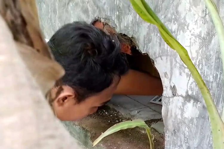 Maling melubangi bagian tembok toko ritel di Madiun.