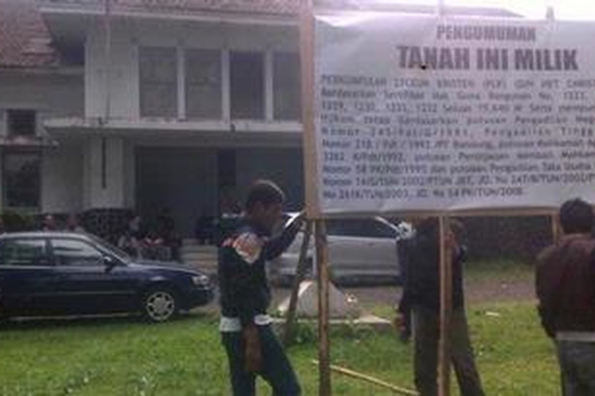 Massa sedang menyegel Geudng SMAK Dago, Bandung, Senin (18/7/2011) petang.