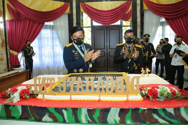 Panglima TNI Marsekal TNI Hadi Tjahjanto menerima kejutan dari Kapolri Jenderal Pol Idham Azis di Hari Ulang Tahun (HUT) ke-75 TNI.