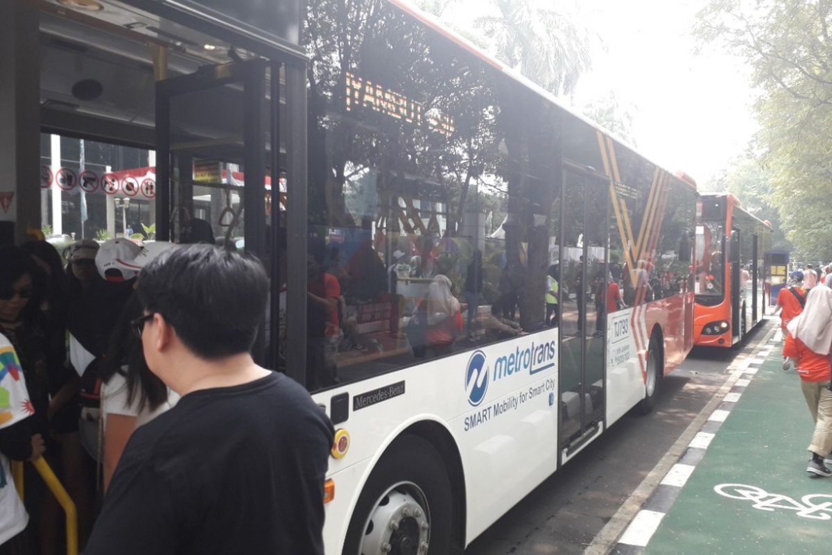 Shuttle bus MetroTrans yang mengelilingi area luar Gelora Bung Karno, Sabtu (18/8/2018).