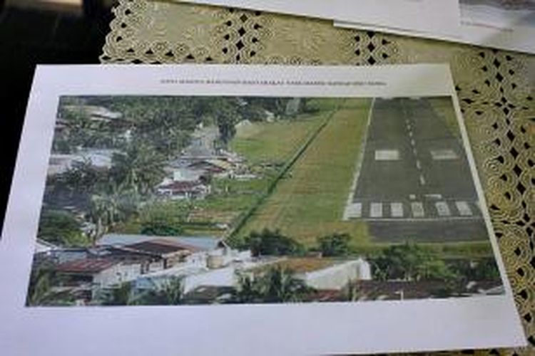 Foto udara rumah warga yang masuk di kawasan Bandara Nunukan. Bahkan salah satu warga bertanam sayur tak jauh dari landasan pacu pesawat.