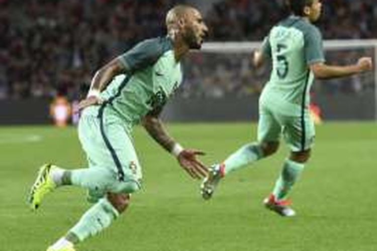 Pemain Portugal, Ricardo Quaresma, melakukan selebrasi usai membobol gawang Norwegia dalam laga persahabatan, di Estadio Do Dragao, Porto, pada Minggu (29/5/2016) waktu setempat.