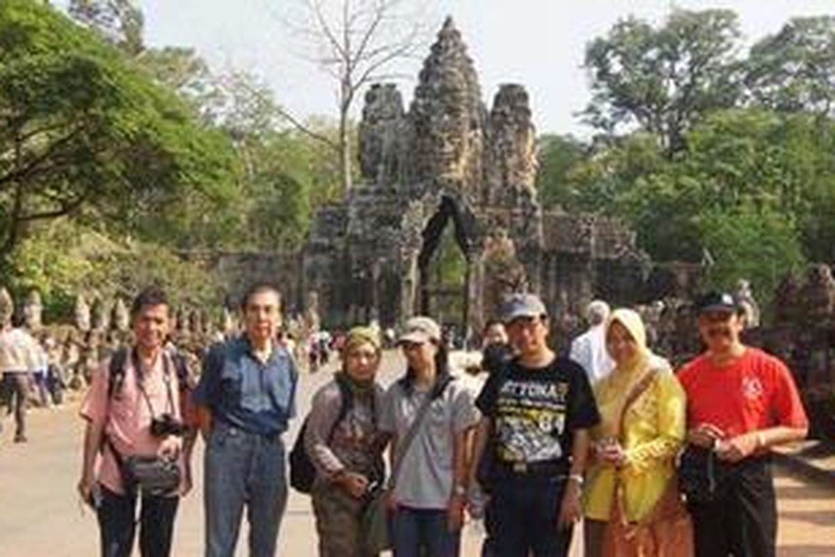 Di Depan Angkor Thom, salah satu candi di komplek Angkor Wat.