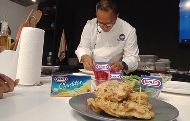 Chef Degan Septoadji ketika mempersiapkan sajian Tempe Mendoan Isi Keju.