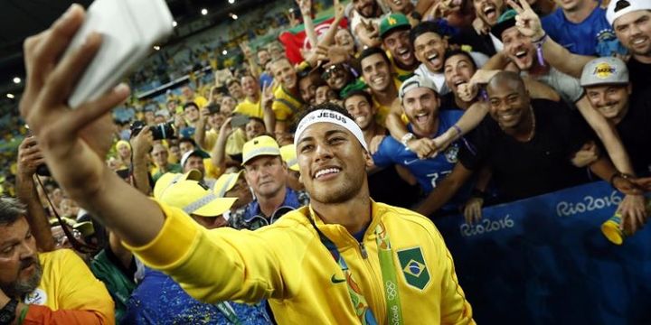 Penyerang tim nasional Brasil, Neymar, berfoto dengan para suporter di Stadion Maracana, pada 20 Agustus 2016.