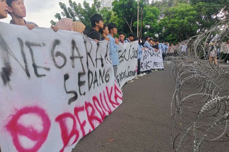 Massa aksi dari ratusan massa kampus UIN Raden Fatah Palembang menolak kenaikan harga BBM oleh pemerintah yang berlangsung di gedung DPRD Provinsi Sumatera Selatan, Senin (5/9/2022).