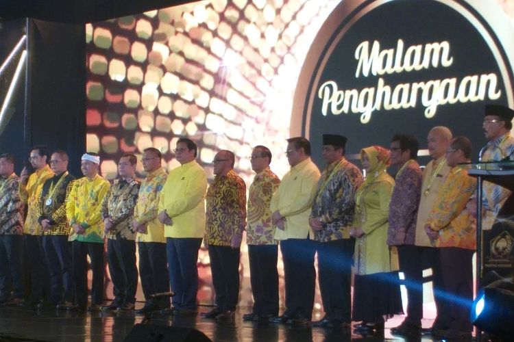 Ketua Umum Partai Golkar Airlangga Hartarto (ke-7 dari kanan) mengapresiasi para caleg pada Malam Penghargaan Partai Golkar 2019 yang digelar di Ballroom Hotel Ritz Carlton Mega Kuningan, Minggu (15/9/2019)