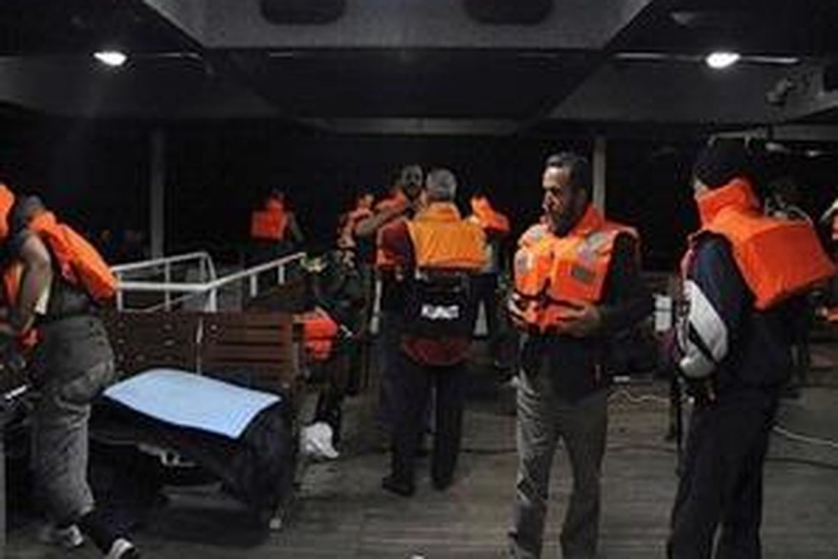 Foto yang dirilis oleh organisasi kemanusiaan Turki IHH menunjukkan aktivis internasional dan Turki berada di atas kapal Mavi Marmara tidak berapa lama sebelum beberapa kapal perang Israel menyerang beberapa kapal pengangkut aktivis pro-Palestina yang tengah menuju Gaza, 30 Mei 2010