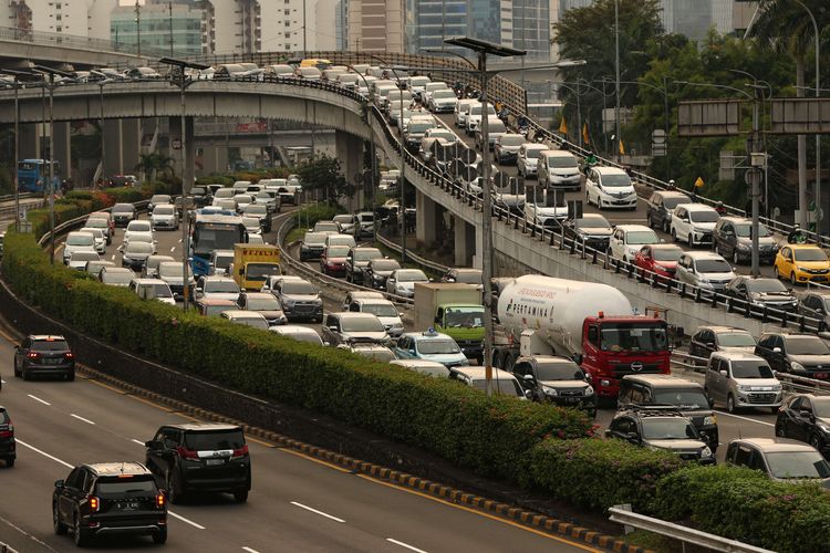 Suasana lalu lintas di ruas Jalan Gatot Subroto, Jakarta, Senin (17/5/2021). Pada hari pertama kerja usai libur Lebaran, lalu lintas Jakarta kembali padat.