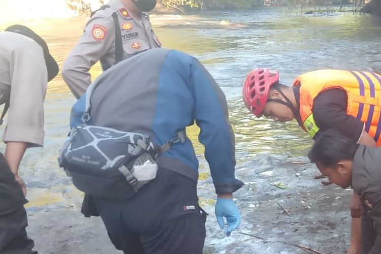 Warga di kawasan Muharto, Kota Malang, Jawa Timur digegerkan dengan penemuan mayat seorang laki-laki yang mengapung di aliran Sungai Bango pada Jumat (8/7/2022).