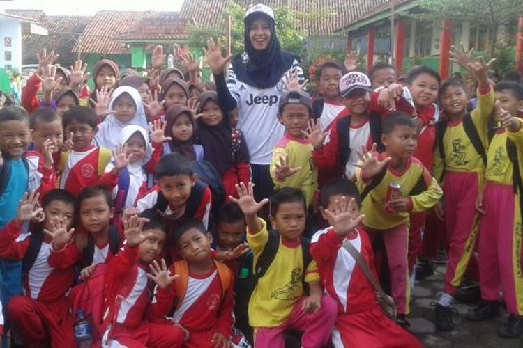 Husnul Khotimah, guru asal Brebes, merayakan gelar scudetto kelima beruntun Juventus bersama murid-muridnya di SD Kretek 04. 