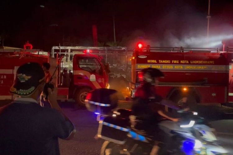 Mobil pemadam dikerahkan dalam kebakaran hebat menghanguskan lima unit mobil dan satu sepeda motor dilaporkan di halaman sebuah bengkel di Desa Blang Crum, Kecamatan Muara Dua, Kota Lhokseumawe, Provinsi Aceh, Senin (3/4/2023) malam.