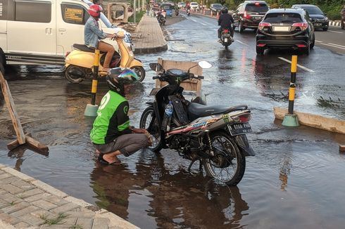 Air Menyembur dari Aspal Kelapa Gading, Warga Khawatir Jalanan Ambles