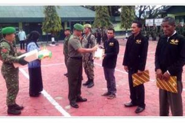 Komandan Distrik Militer 1014 Pangkalan Bun Letnan Kolonel Infanteri Suparman memberikan penghargaan kepada Darso (38), Rahmat (46), dan Pendi (53) sebagai pemberi informasi tentang jatuhnya pesawat AirAsia QZ 8501, Senin (19/1), di Markas Kodim, di Pangkalan Bun, Kotawaringin Barat, Kalimantan Tengah.