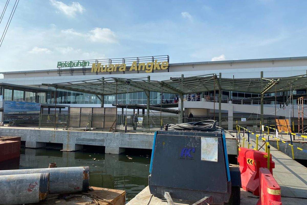 Pelabuhan Muara Angke, Penjaringan, Jakarta Utara masih direvitalisasi pada Rabu (21/12/2022). Revitalisasi ini dilakukan di area dermaga pelabuhan, tempat penumpang akan menaiki kapal. 