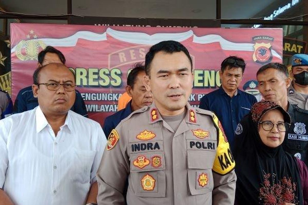 Kapolres Sumedang AKBP Indra Setiawan saat menggelar konferensi pers kasus penemuan mayat lelaki dengan tangan menggenggam pisau di Kampung Pasar Burung, Desa/Kecamatan Ujungjaya, Kabupaten Sumedang, Kamis (23/2/2023). 