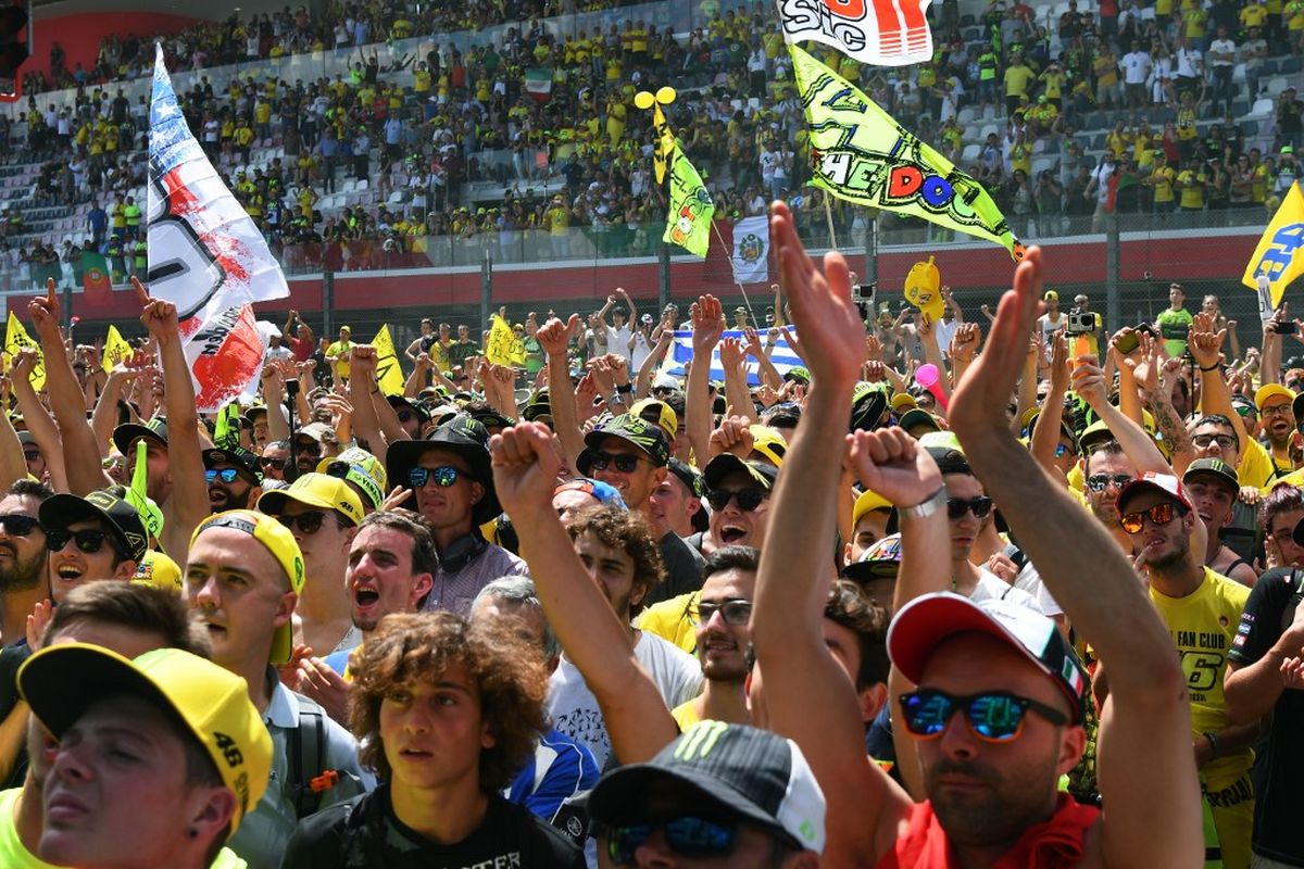 Suasana penonton di sirkuit Mugello, Italia, saat menonton MotoGP. (Photo by Vincenzo PINTO / AFP)