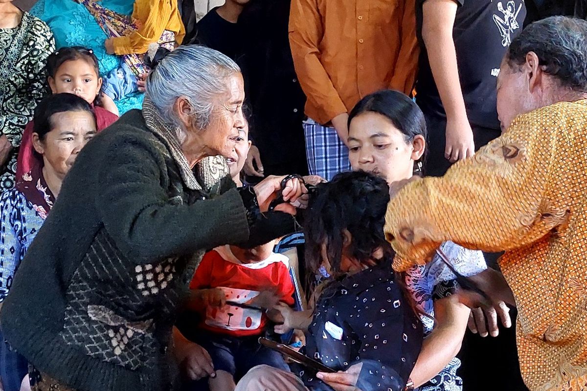 Melihat Tradisi Potong Rambut Gimbal Bocah di Lereng Gunung Merbabu