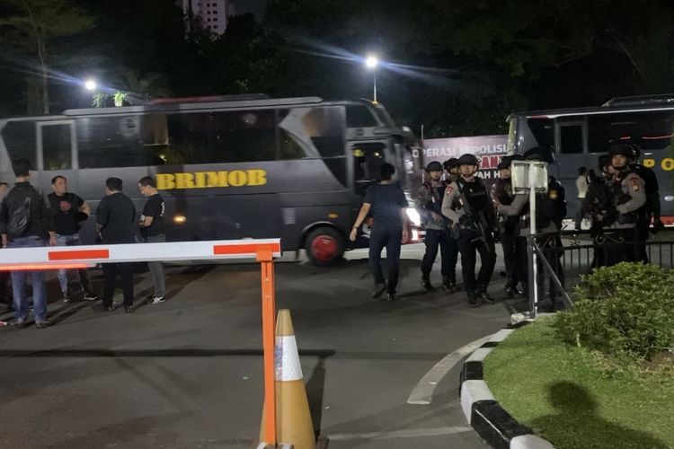 Puluhan Polisi Bersenjata Bersiaga di Mapolda Metro Jaya Kamis Malam