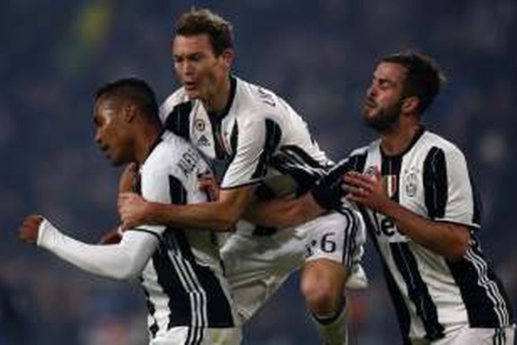 Para pemain Juventus merayakan gol ke gawang Atalanta dalam laga Serie A, di Stadion Juventus, Sabtu (3/12/2016) waktu setempat, atau Minggu dini hari WIB.