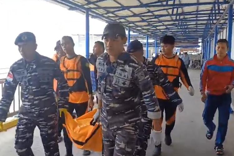 Evakuasi Muhammad Dzulkifli (34), korban kedua kapal LCT Rimba Raya XV yang karam di perairan Seimanggaris Nunukan Kaltara, Jumat (3/11/2023).